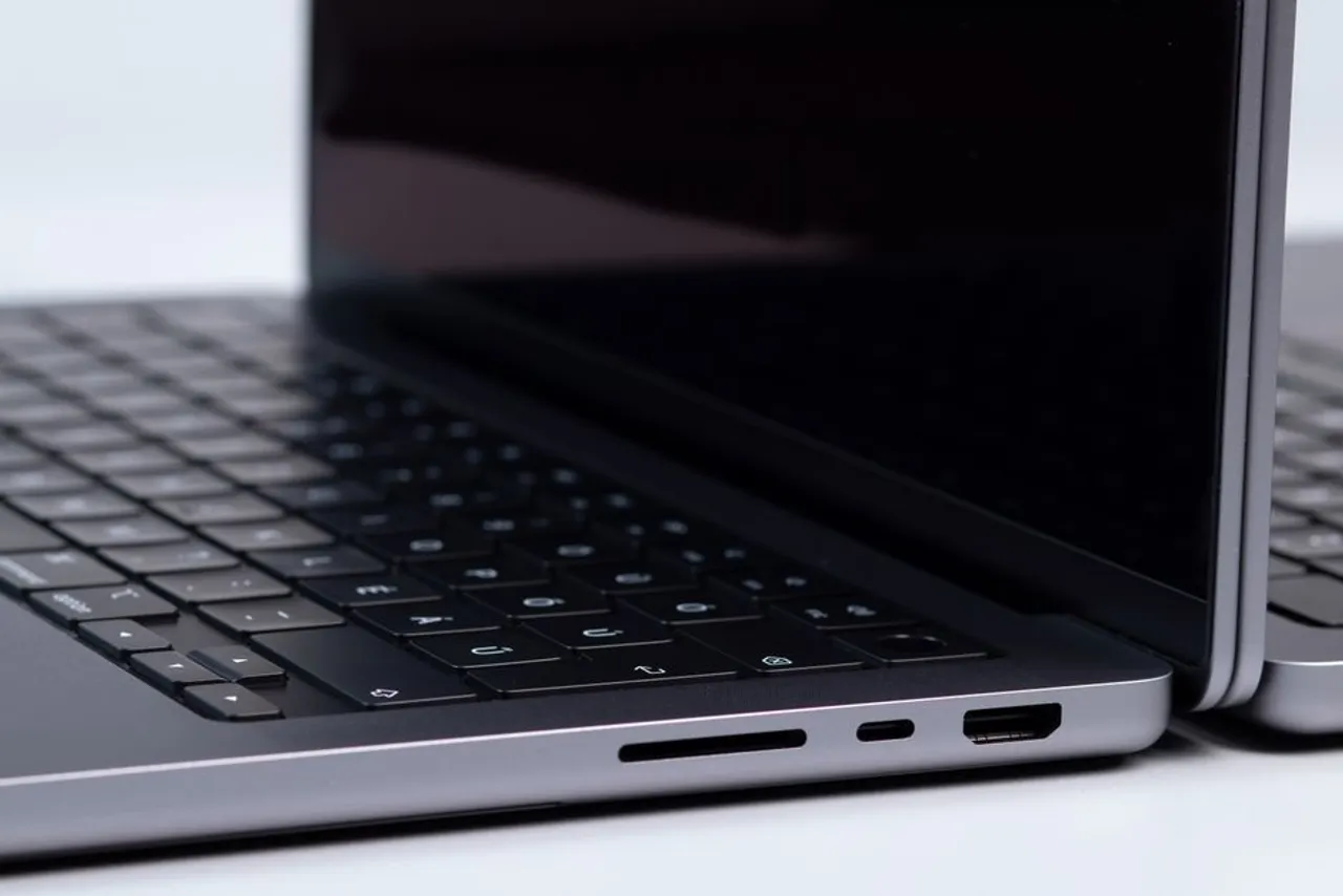 MacBook Pro M4 Max مقابل ASUS ROG Zephyrus G14 (2026): معركة العمالقة